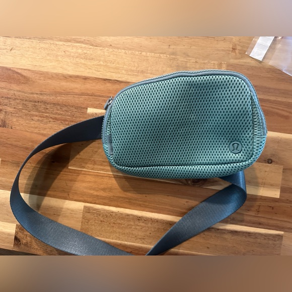 Lululemon Everywhere Belt Bag| NWT - Picture 6 of 6